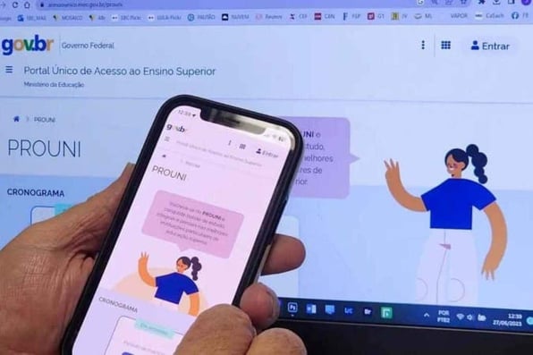 Pessoa segurando celular, cuja tela mostra o aplicativo do ProUni.