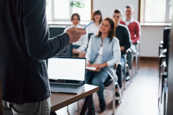 Professor e alunos em sala de aula.