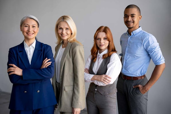 3 mulheres e um homem posam para foto 