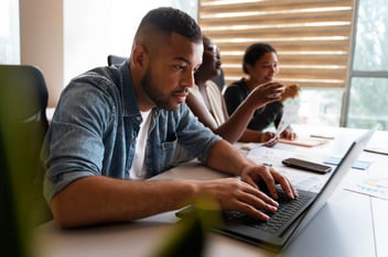 Homem utilizando um notebook