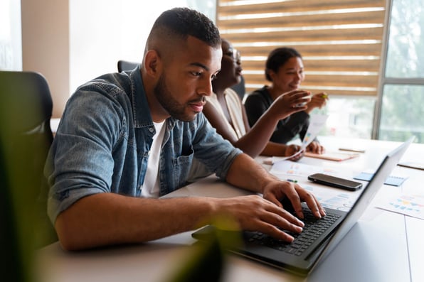 Homem utilizando um notebook