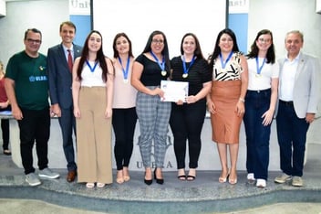 Nove adultos premiados com medalha e certificado.