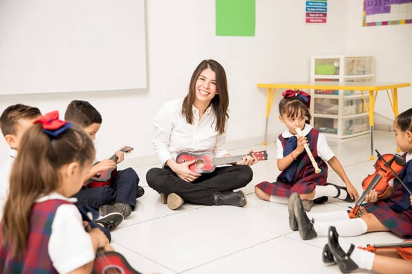 professora dando aula de música para crianças