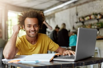 Homem estudando em frente ao notbook