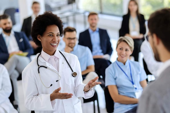 Aluna de medicina falando com o professor 