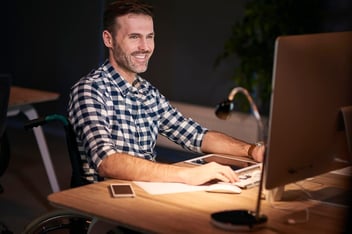 Homem mexendo no computador.