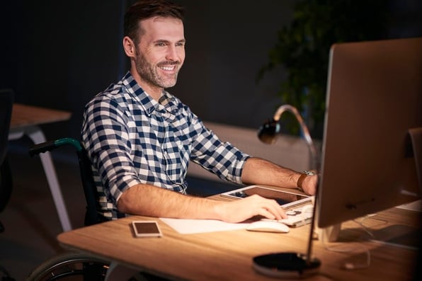 Homem mexendo no computador.