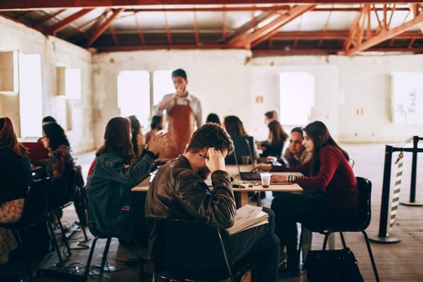 Pessoas estudando 