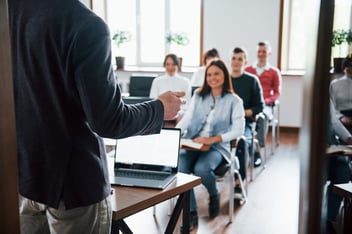 Pessoas em sala de aula.