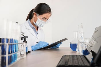 Cientista trabalhando com um tablet nas mãos.