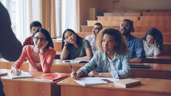 Alunos em sala prestando atenção