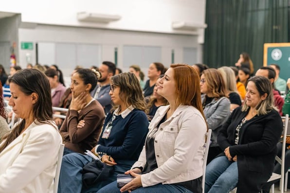 Pessoas assistindo uma aula