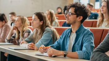 Estudantes prestando atenção na aula.