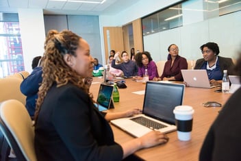 Pessoas reunidas em um escritório.