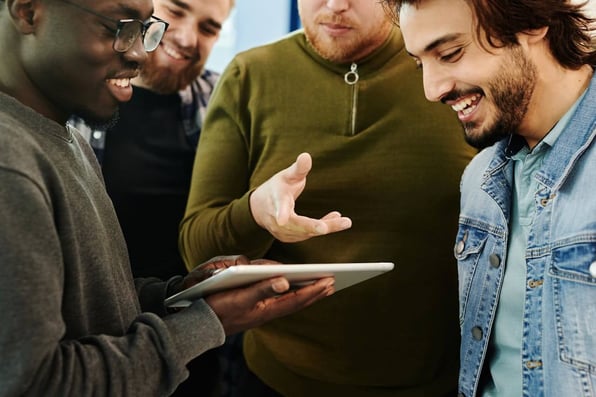 Pessoas reunidas vendo algo no tablet