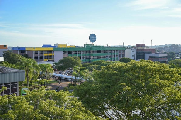 Instituição de ensino com árvores em volta.