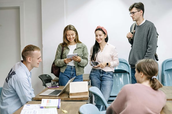 Pessoas Reunidas na faculdade