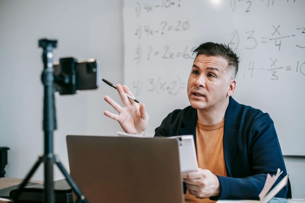 Professor gravando aula