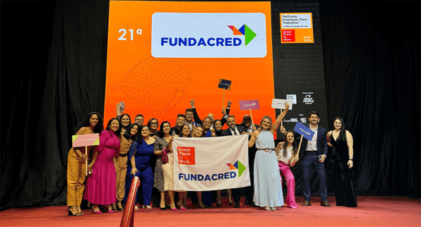 Presidência e equipes da empresa Fundacred em premiação