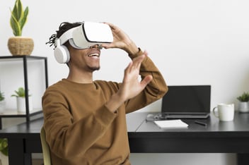 Pessoa usando um óculos de realidade virtual.