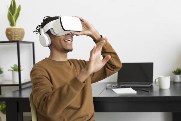 Pessoa usando um óculos de realidade virtual.