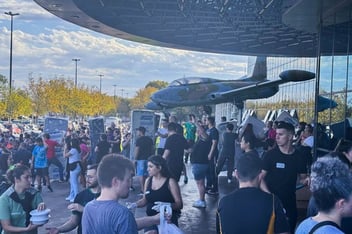 Pessoas abrigadas na Ulbra Canoas durante a enchente no Rio Grande do Sul. 