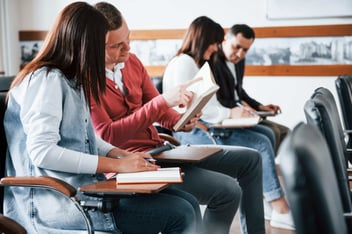 Pessoas adultas estudando 