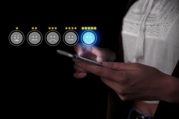 Mulher avaliando a sua satisfação sobre algo no celular.