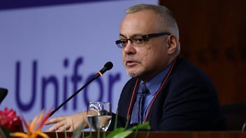 Diretor de Regulação da Educação Superior do MEC falando em microfone.