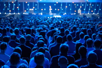 Plateia em frente a um palco