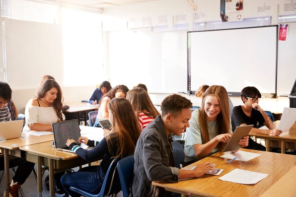 Jovens em sala de aula desenvolvendo suas atividades