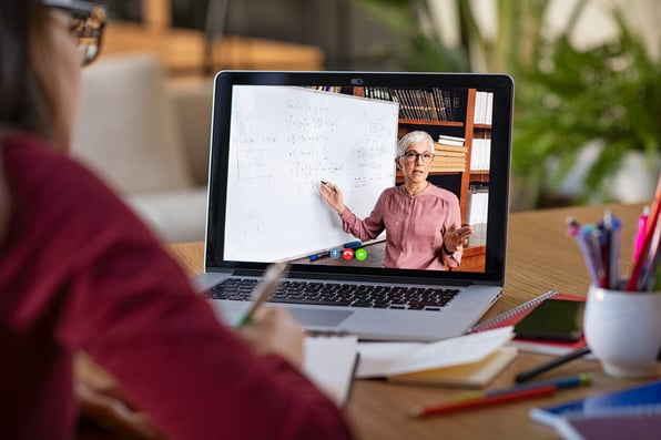 Pessoa assistindo aula online