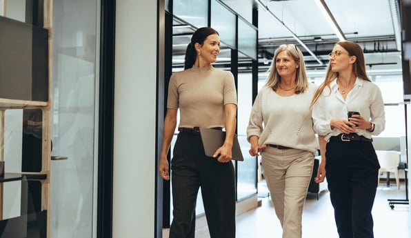 Mulheres caminhando em um corredor da empresa