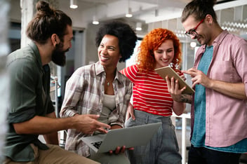 Grupo de pessoas conversando com tecnologias diferentes 