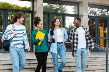 Amigos saindo da faculdade