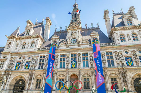Fachada de Hotel decorada com logo e faixas das olimpíadas 2024 em Paris 