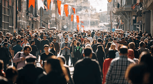 Multidão de pessoas na rua.