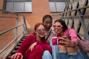 Três jovens garotas tirando selfie
