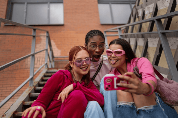 Três jovens garotas tirando selfie