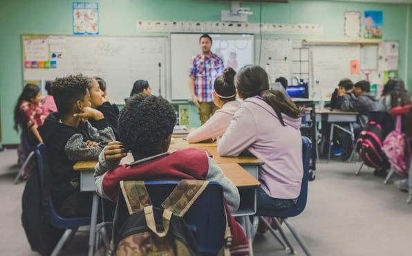 Turma de alunos em sala de aula.