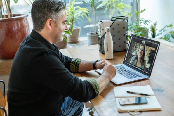 Homem em reunião virtual com mulher