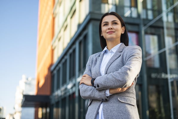 Mulher empresária em pose de poder.