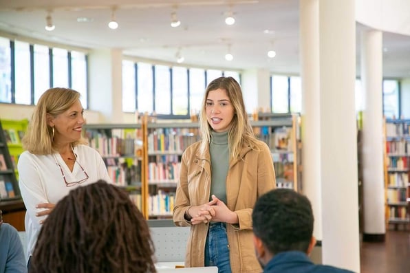 Mulher palestrando em biblioteca