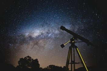 Luneta apontada para um céu estrelado.