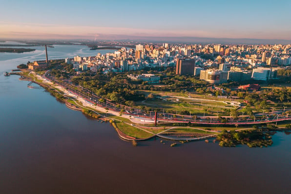 Prédios da cidade de Porto Alegre sob as margens do lago Guaíba