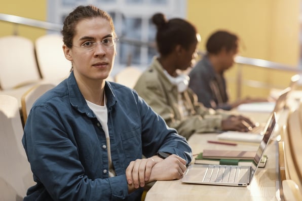 Jovem sério em sala de aula.