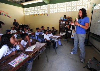 Mulher ensinando crianças em sala de aula