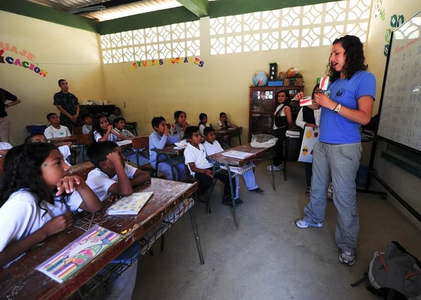 Mulher ensinando crianças em sala de aula