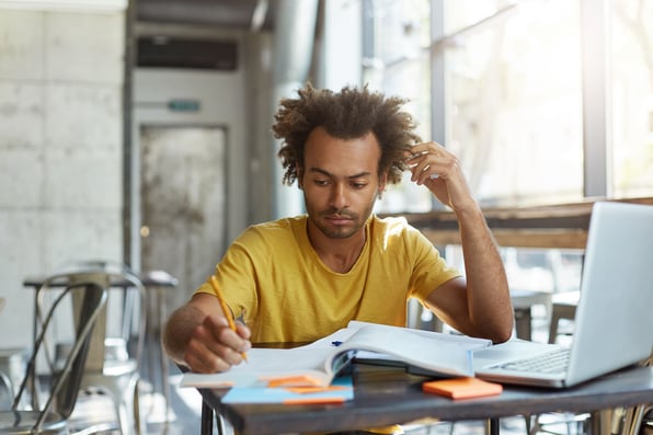 Jovem estudando.