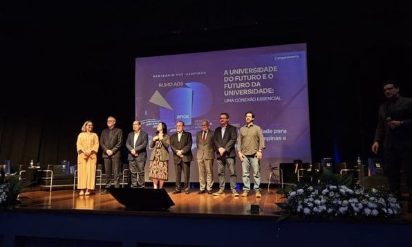 Grupo de especialistas no palco